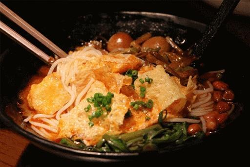 网友爆料视频螺蛳粉店,这家螺蛳粉店竟如此火爆，排队人潮涌动！